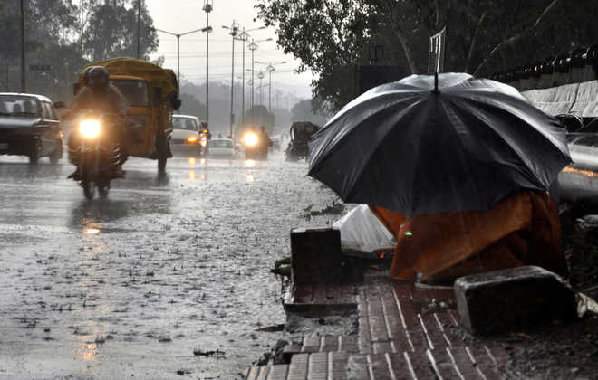 3killedinstormaccompaniedbyraininwestbengal